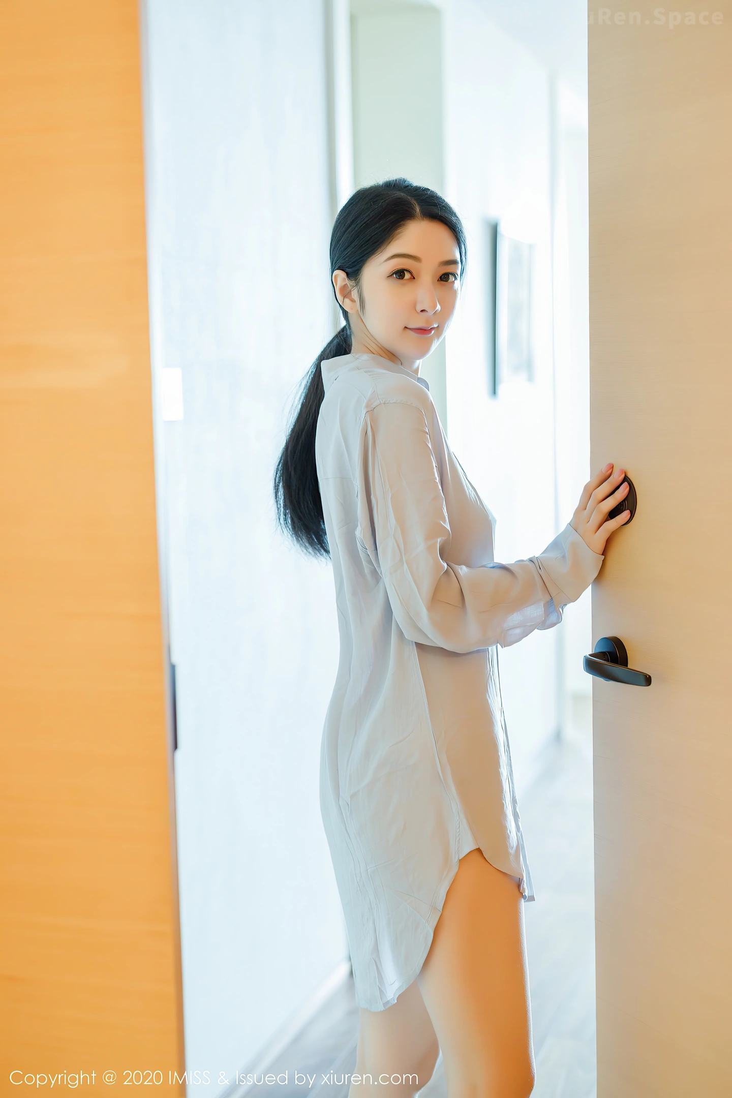 图片[3]-[IMISS爱蜜社]Vol.499 女神Angela小热巴女友视觉主题性感衬衣秀白嫩美腿诱惑写真52P-秀人网官方网站